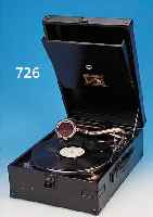 KOFFERGRAMMOPHON, HIS MASTERS VOICE, 30ER J., MIT EINER PLATTE, AUFZUGSKURBEL, MASSE, 50 X 45 X 28 CM (GEöFFNET), SCHWARZER LEDER- KOFFER MIT ...