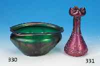 Schale, Österreich, Lötz, um 1900-10, grünes in die Form geblasenes Glas, lüstriert,seitlich leicht beschliffen, H. ca. 9.5 cm, L.ca. 20.5 ...