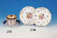 Zwei Zierteller, Nymphenburg, um 1900/10, Porzellan, bunte Bemalung, Blumenbouquets u. Streublümchen, teilreliefierter Rand in ...