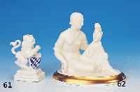 Porzellanfigur, Nymphenburg, 60er Jahre, Bayerischer Löwe mit Wappenschild, sparsam be-malt, H. ca. 9 cm