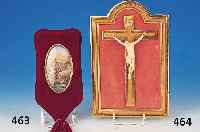 Christusfigur, um 1860/70, Elfenbein ge- schnitzt, L. ca. 12 cm, Kruzifix in Holzrah- men, goldfarben staffiert, Samtunterlage, Ge- samtmaße ...
