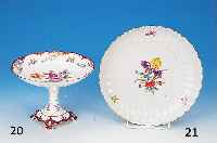 Zierteller, Meissen, um 1960/65, Porzellan, bunte Bemalung, Blumenbouquet u. Streublüm- chen, Goldrand, D. ca. 27,5 cm