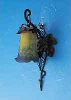 WANDLAMPE, FRANKREICH, EISENMONTUR MIT WEINLAUBDEKOR, SCHIRM PATE-DE-VERRE MIT BLAUEN UND GELBEN EINPUDERUNGEN, AM OBEREN RAND BEST., ...