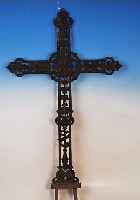 GRABKREUZ, FRANKREICH, UM 1900, EISENGUSS TEILS IN DURCHBRUCHARBEIT, STARK KORRODIERT, H. CA. 130 CM