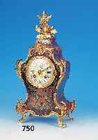 Pendule, Frankreich, um 1880, geschwungenes Gehäuse mit Boulletechnik und Schildpatt, verzierte u. vergoldete Bronze- ...