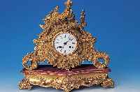 Pendule, Frankreich, um 1850/60, geschnitzter und verg. Holzsockel mit Samtauf-lage, floral verziertes Bronzegußgehäuse, Fi- ...