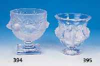 Fußschale, Lalique, Frankr., 2. H. 20. Jh. , Preßglas, z.T. mattiert, umlaufender Vogelde- kor, unsigniert, H. 12 cm