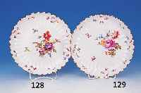 Runde Anbietschale, Meissen, um 1860, 1.Wahl, Porzellan, gerippter Rand, feine bunte Ma- lerei von Blumenbouquet und Streublumen, Gold-rand, D. ca. ...