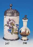 Fayencekrug, Thüringen, um 1750/60, bunte Emailmalerei, Muffelfarben, in Lila, Blau, Grün und Gelb, orig. Zinndeckel besch. Krug l. ...