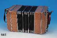 Bandoneon, wohl Alfred Arnold Carlsfeld, 50er Jahre, Gehäuse mit Nußbaumwurzelfurnier, Balg in Ordnung, versilberte Lyra-Applikatio- nen, ca. ...