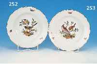 TIEFER TELLER, MEISSEN, UM 1900/1905, PORZELLAN, SEHR FEINE BUNTE MALEREI, VOGEL- DEKOR, MIT GOLDRAND, D. 24 CM, SAMMELWüRDIG