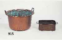 Konvolut großer Kessel und rechteckiger Behälter, Friesland, um 1900 und älter, Kupferaltersbedingt verbeult, Kessel: D. 67 cm, H. ca. 48 cm ...