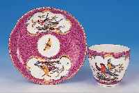 Tasse mit Untertasse, Meissen, um 1740, Porzellan, sehr feiner Vogeldekor, drei Kar- tuschen, fein bemalt, Goldstaffage, H. 7 cm, ...