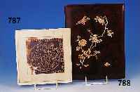 Textilfragment, koptisch, 3.-4. Jh. n. Chr., violette und braune Seide mit geometrisch- floralen, beigefarbenen Mustern, ca. 13 x 13cm