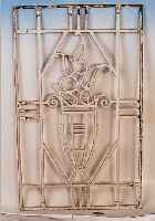 ZIERGITTER, FRANKREICH, UM 1900, GUßEISEN, RESTE WEIßER FASSUNG, KORRODIERT, 91 X 54 CM