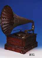 Trichtergrammophon, deutsch, um 1900, Nuábaumfurniertes Geh„use mit Flachschnitze- reien, Modell Rexophone A, Kurbelbetrieb, mit orig. ...