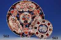 Groáer Teller, Imari, um 1890, Porzellan handbemalt, Drachen und Blumendekor, alter Haarriá, D. 45 cm