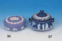 Deckeldose, Wedgwood, nach 1900, Bisquitporzellan, erhabener weißer Dekor, D. 12.5 cm
