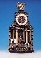 EMPIRE-UHR, WOHL WIEN/PRAG, UM 1820- 1830, VERSCHIEDENE HöLZER, MESSINGAPPLIKATIONEN, 2 VOLLPLAST. ALABASTERSäULEN M. MESSINGBASEN U. ...
