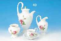 KAFFEESERVICE, MEISSEN, UM 1860-70, POR- ZELLAN, SCHWANENHENKEL, ROTER ROSENDEKOR, BESTEHEND AUS SECHS TASSEN MIT UNTERTASSEN, KAFFEEKANNE, ...