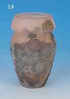 VASE, SIGN. GALLé, UM 1910-15, FARBLOSES SCHICHTGLAS MIT ROSA EINPUDERUNGEN, GRüN UND BLAU üBERFANGEN, GESCHNITTEN UND GESCHLIFFEN, GEäTZT, ...