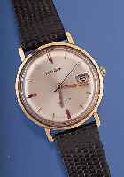 Konvolut: 2 BULOVA Herrenarmbanduhren Schweiz um 1965, einmal Metall, Tonnenform, Edelst.-Boden gedr., flache Ausführung, vers. Blatt, kl. ...