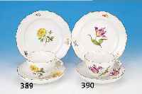 Kaffeegedeck, Meissen, 2. Hälfte 20. Jh., 2. Wahl, Porzellan, Blume I, Goldrand, bemalt, best. aus Tasse mit Untertasse und Dessert- teller, ...