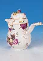 Schokoladenkanne, Meissen, um 1750, Porzellan, reliefiert, sehr feine bunte Blumenmalerei, Goldstaffage, voletter Schuppendekor,rest., kl. ...