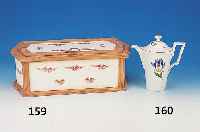 Kaffeekanne, Meissen, Marcolini, um 1800, Porzellan, bunt bemalt mit zwei Blüten, H. ca. 20 cm