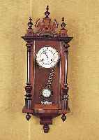 Wanduhr, Fr. Maude, Schwenningen, um 1900, verziertes Holzgehäuse, dreiseitig verglast, minimale Reste alten Wurmbefalls, Aufsatz sek., ...