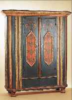 BAUERNSCHRANK, DEUTSCH, DATIERT 1799, WEICHHOLZ, BUNT GEFAßT MIT VöGELN UND STILI- SIERTEN BLUMEN, ORIG.-SCHLOß UND BESCHLäGE, FüßE ...