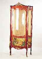 Vitrine, Stilmöbel nach Vorbild des Dresdner Barock, Nußbaum- u. Mahagonifurnier, Bronze-beschläge, im unteren Türbereich aufgebrachte Lwd mit ...