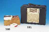 Radiogerät, Nora, 30/40er Jahre, elfenbein- farb. Bakelitgehäuse in Lederkoffer, Fu. nichtgeprüft, M. ca. 34 x 45 x 19 cm, l. Alterssp.,einer der ...