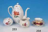 Kanne, Zuckerdose u. Sahnegießer, Nymphenburg,um 1925/30, Porzellan, Rillendekor, bunte Bemalung, Blumen u. Streublümchen, Deckel mit ...