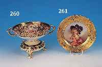 ZIERTELLER, VEREINTE DRESDNER PORZELLANMANU- FAKTUR KLEMM, DONATH & CO., UM 1900/10, FEI-NE BEMALUNG, MINIATURHAFTE DARST. DER HERZOGINVON ...