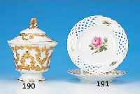 Zwei Teller, Meissen, 2.H. 20. Jh., 2. Wahl,Porzellan, Rand in Durchbrucharbeit, Korb- muster, Bemalung im Dekor Rote Rose, Goldrand,D. ca. 15,5 ...
