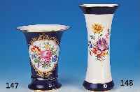 Vase, Meissen, um 1960, Porzellan, 2. Wahl, bunte Bemalung, Blumenbouquet u. Streublüm- chen, kobaltblaue Ränder, Goldstaffage, H. 26 cm