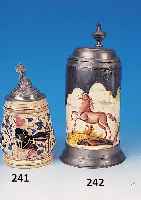 Bierkrug, Höhr-Grenzhausen, um 1910, Stein- gut, bunt staffiert, teilreliefierte Darst. einer Trinkszene mit Trinkspruch, Zinndeckel, H. ca. 18,5 ...