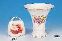 TISCHGLOCKE, DRESDEN, 20/30ER JAHRE, POR- ZELLAN, ORANGE-ROTE BEMALUNG, SPRINGENDES WILDAUF LICHTUNG, U. BLUMENBOUQUET, GOLDSTAFFAGE, H. CA. 10 CM