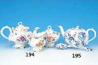 Konv. 2 Teile Meissen: Kanne um 1900, H. 13 cm; Sieblöffel, um 1860, 2. Wahl, L. ca. 20 cm, Porzellan, blaue Bemalung in ...