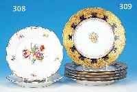 Sechs Teller, Paris, 20er Jahre, Porzellan, Rand kobaltblau glasiert, reiche geätzte Vergoldung, D. je ca. 21 cm