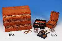 Konvolut von 2 Uhrmacher-Furnituren-K„sten, 1 x 4 Laden, 1 x 2 Laden, z.T. gefllt mit Un-ruhewellen, Steinlager u. Unruhewellen fr Wecker, ...