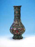 Große Cloisonnevase, China, um 1870/80, famille rose, verbeult, bzw. beschädigt H. 44 cm