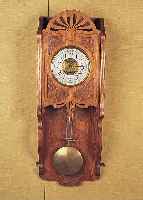 Wanduhr, Lenzkirch, um 1920, geschnitztes Holzgehäuse im Jugendstil, sog. Freischwinger, Messingzifferblatt, versilber- ter ...