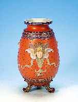 Vase, Mettlach, um 1880, Steinzeug, teil- reliefiert, mit drei appl. Maskeronen ver- ziert, 1 x an der Nase l. best., auf drei Füßchen ...