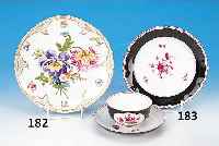 Zwei Gedecke, Nymphenburg, 30er Jahre, Por- zellan, purpurfarbener Fond und florale Be- malung, Tasseh. 5 cm, -d. 10 cm, Kuchenteller D. 19 cm