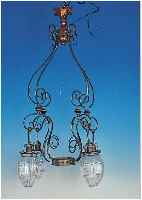 GROßE DECKENLAMPE, DEUTSCH, UM 1890, MESSING MASSIV, EHEMALIGE UMGEBAUTE GASLAMPE, MIT VIER GLASSCHIRMEN, H. KORPUS CA. 96 CM, FUNKTION ...