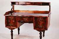 Schreibtisch, 1870/80, Nuábaum furniert, Schellack handpoliert, Aufsatz m. drei Schub- laden u. 2 F„chern, fnf abschlieábare Schub- bladen ...