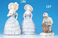 ZWEI DAMEN, ÖSTERR., UM 1900, BUNT STAFFIERT, KRAKELIERT, JEWEILS AM ROCK- SAUM MIN. BEST., H. CA. 21 CM, 1 X MIT BRAND- RIß AN DER ...