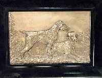 Bildplatte, um 1900, sign. F. Diller, wohl Zinnguß, Darst. zweier Terrier, reliefiert, schwarzer Holzrahmen, M. ca. 34 x ...